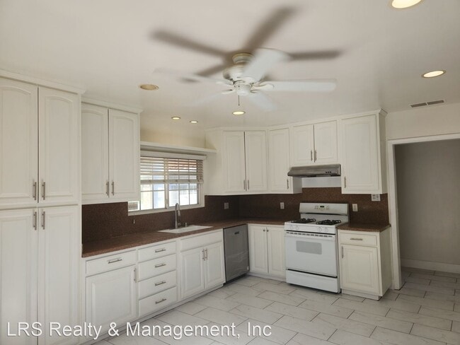 Building Photo - 6 br, 3 bath House - 18600 Dearborn St.