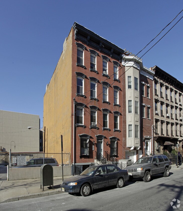 Primary Photo - 204 Willow Ave