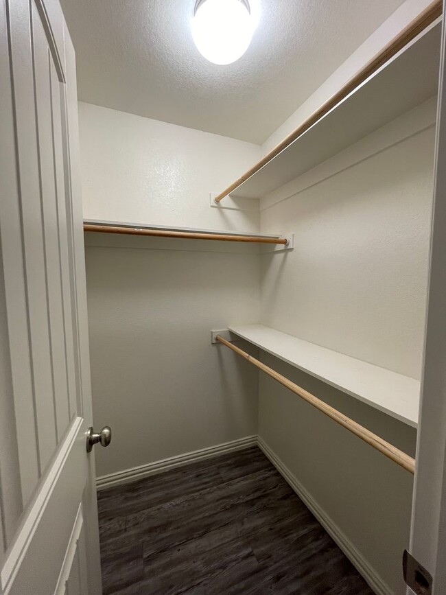 Building Photo - Close to school/Neighborhood surrounded by...