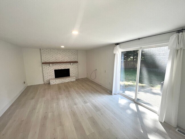 Building Photo - Charming Retreat in a Coveted Golf Community