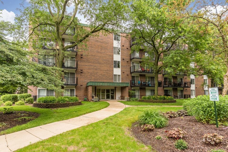 Edificio - 5S040 Pebblewood Ln
