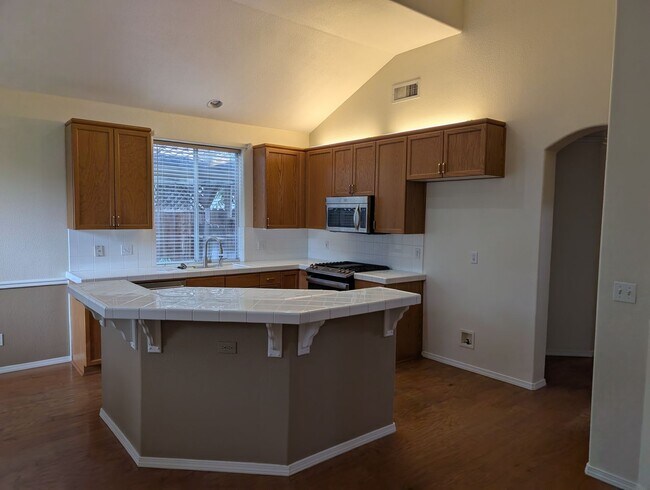 Building Photo - Wonderful 4 bedroom home in Clovis offerin...
