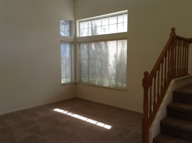 Foto del edificio - Beautiful 5 bedroom 3 bath home located in Antelope!