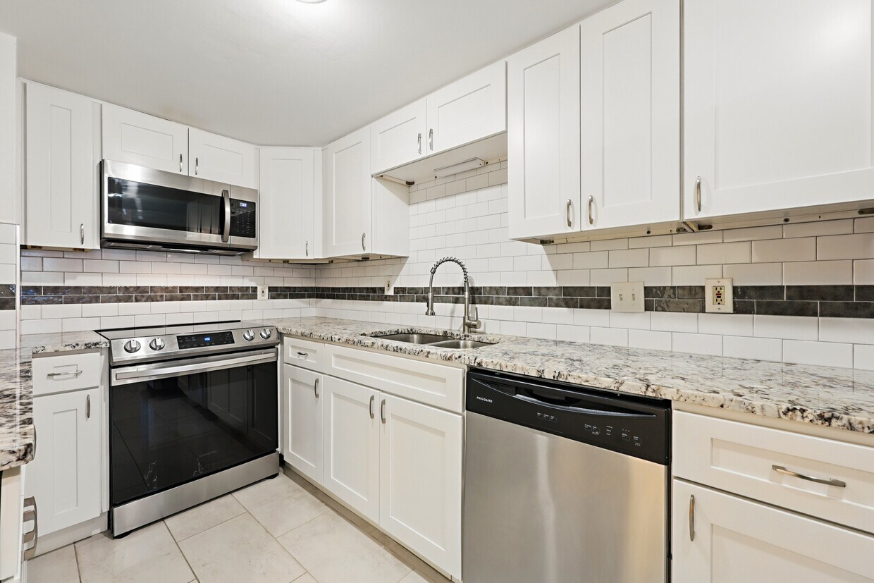Foto principal - 5811 Atlantic Blvd