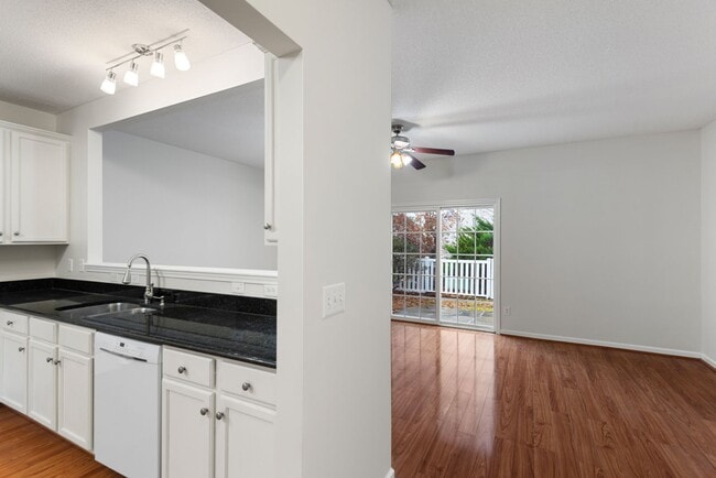 Building Photo - Desirable 3 BR Townhome in Auburn Hills.  Community Pool!