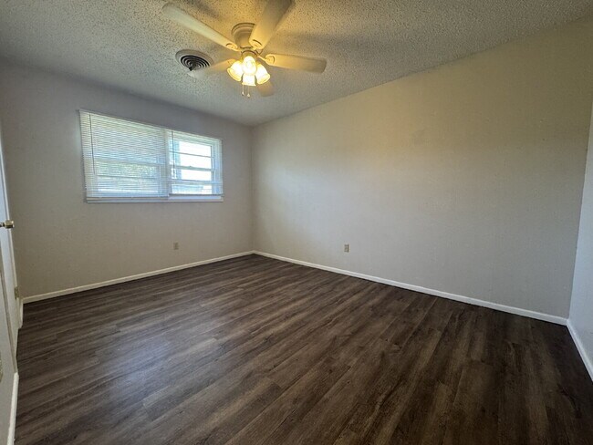 Building Photo - Newly updated, spacious 2 bedroom