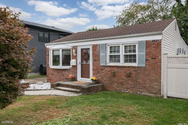 Building Photo - 2 br, 1 bath House - 170 N Oak St