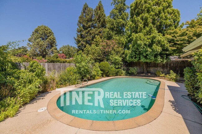 Foto del edificio - Gorgeous 3 Bed/2 Bath With POOL In Carmichael