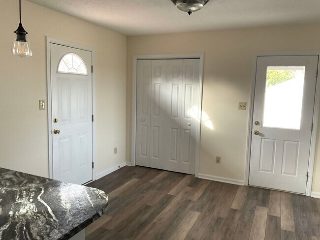 Foto del edificio - Home For Rent in Crouse NC