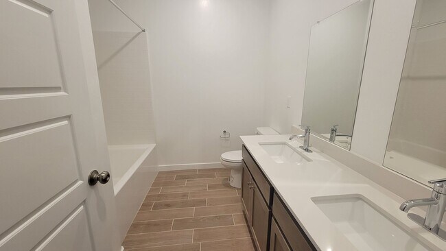 Foto del edificio - 12517 Camino Glorieta, Bakersfield, CA 93311