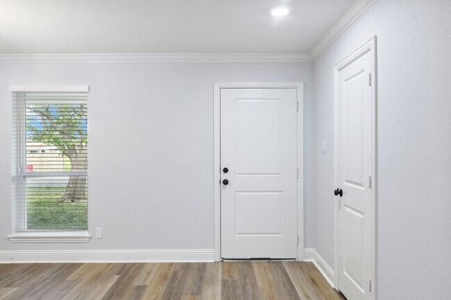 Building Photo - GORGEOUS 3 BEDROOM HOME LOCATED IN BEDFORD...