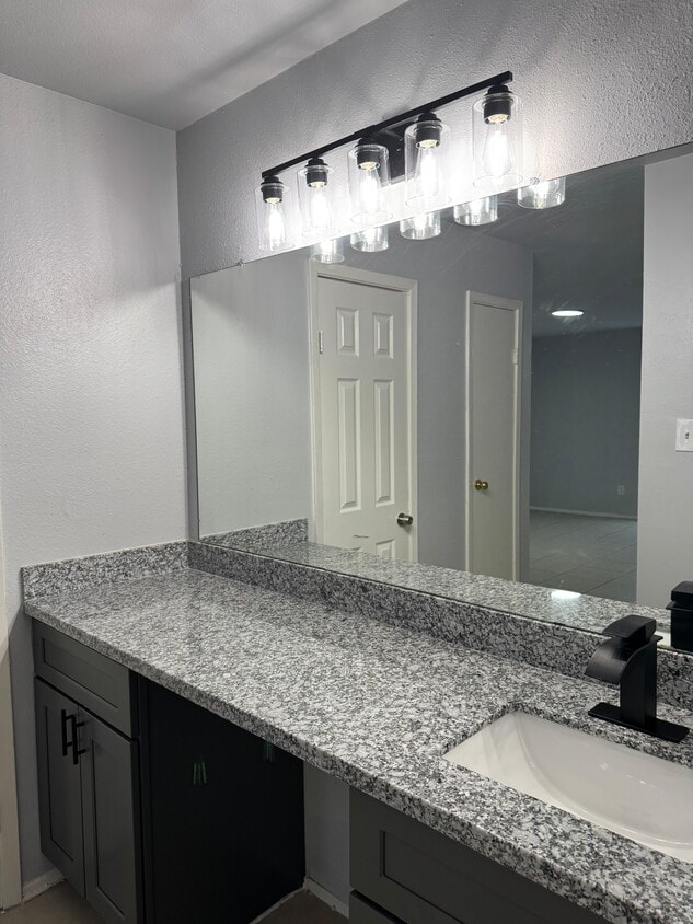 Foto principal - 8034 Antoine Dr