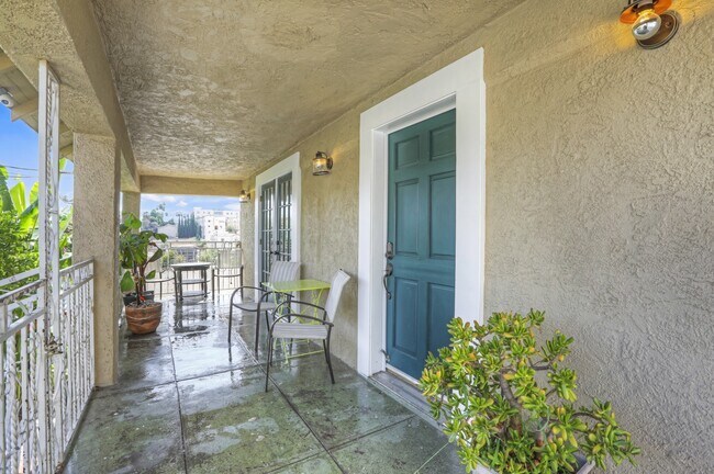 Foto del edificio - 3220 E 6th St