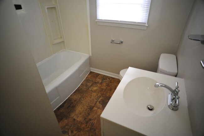 Foto del edificio - ***Recently Remodeled Three Bedroom Brick ...