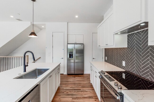 Building Photo - 3 Bedroom Townhome in Lakewood Walkable to Your Favorites!