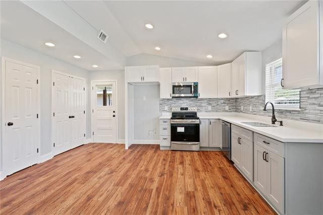 La imagen no muestra el refrigerador, el congelador ni la lavadora/secadora apiladas que están incluidos. - 413 River Oaks Dr