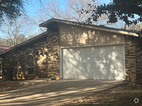 Building Photo - 2604 Creekview Dr