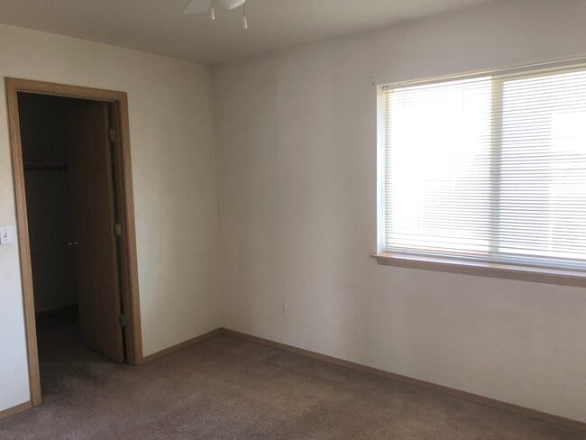 Building Photo - 5475 Glenridge Way