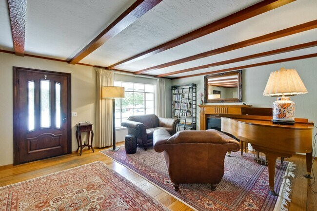 Building Photo - Fully Furnished Older expanded Park Hills/...