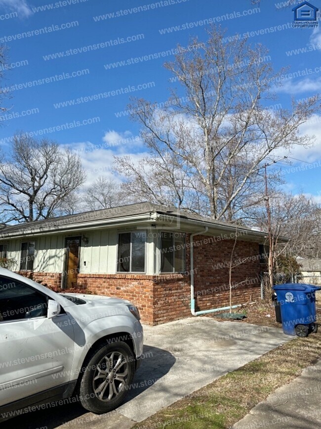 Building Photo - Expansive 4 bedroom Home