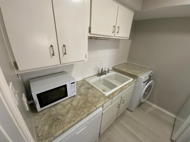 Building Photo - 6402 Del Monte Dr