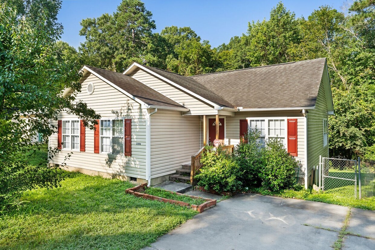 Primary Photo - Fantastic 4 bedroom home in South Durham r...