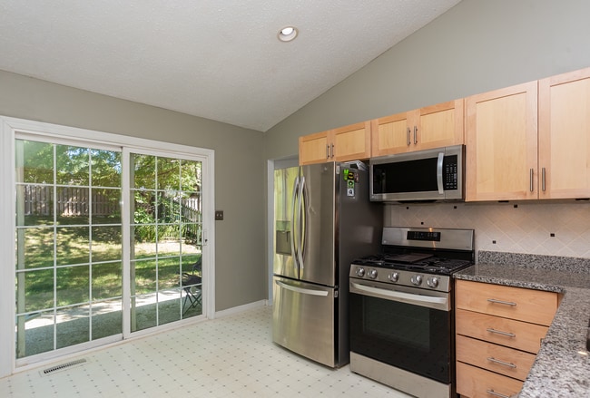 Building Photo - 743 Eaglebrooke Dr