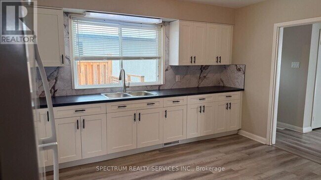 Photo du bâtiment - 213 Thistle Down Blvd