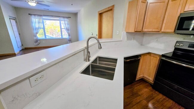 Foto del edificio - 10900 W Bluemound Rd