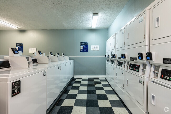 1BR, 1BA - 655SF - Laundry - Foxcroft Apartments
