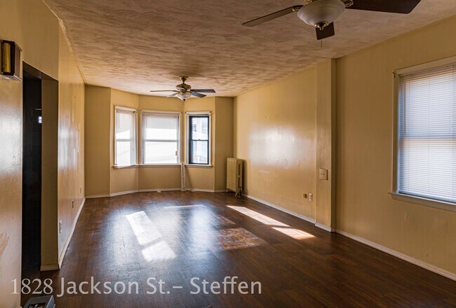 Large Living Room - 1828 Jackson St