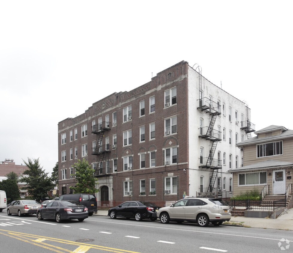Building Photo - 1501 W 6th St