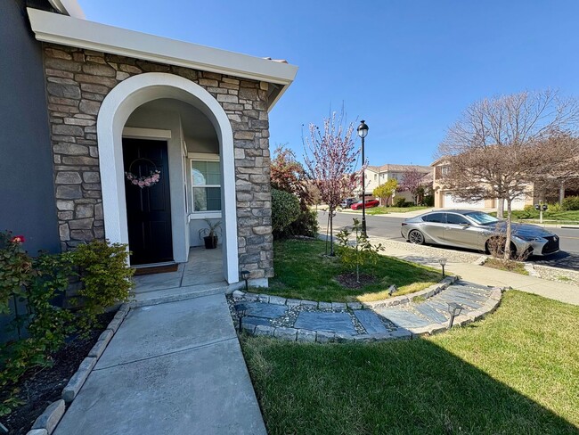Building Photo - Beautiful Single Story 4 Bed 3 full bath H...