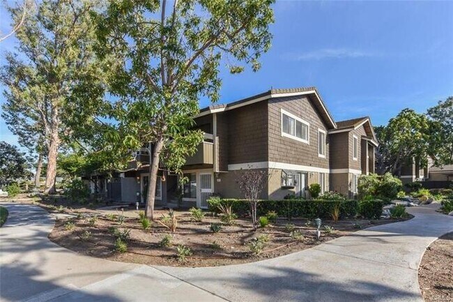 Building Photo - 222 Springview