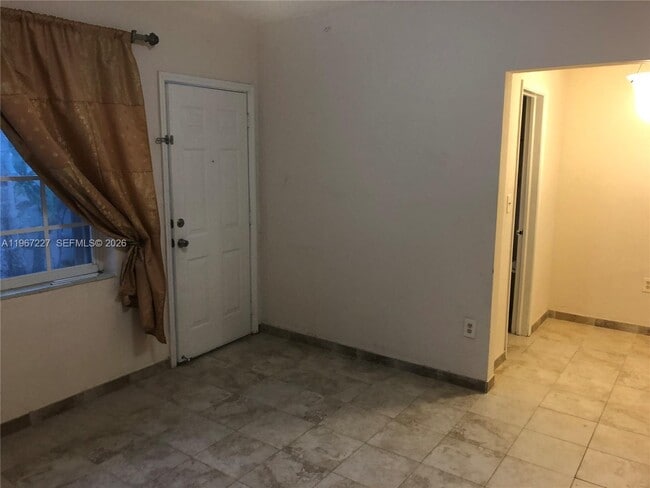 Building Photo - 1020 SW 5th St