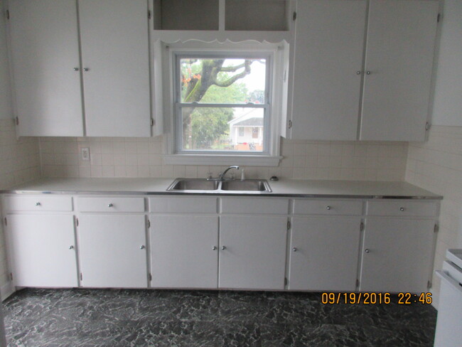 Building Photo - 657 King Ave