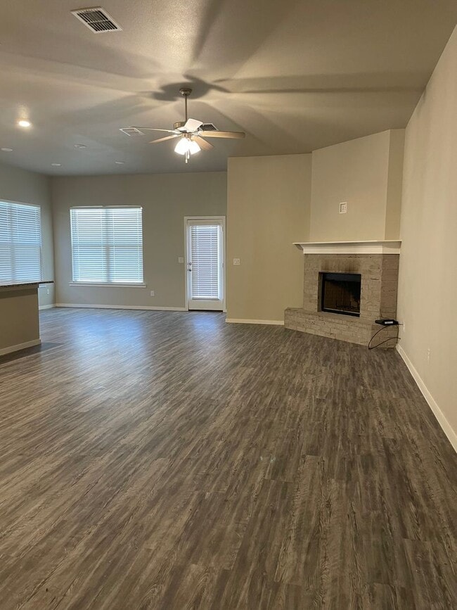 Foto del edificio - 4 bed 2 bath - Frenship ISD