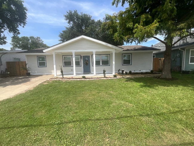 Building Photo - 1216 Hymelia Ave