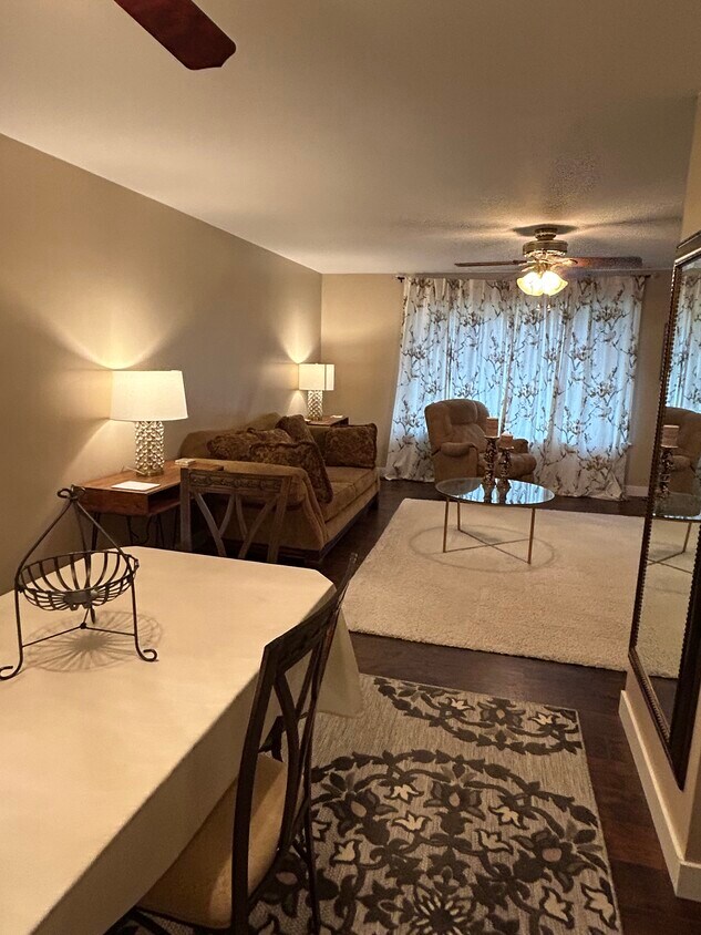 Foto principal - 655 Westbrook Dr