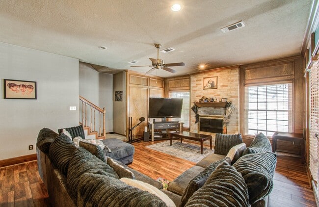 Building Photo - 18307 Forest Elms Dr