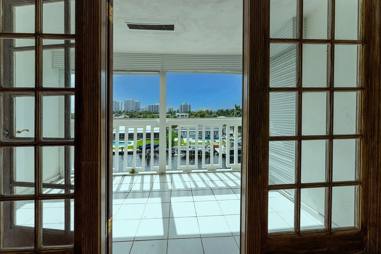 Photo - 455 Paradise Isle Blvd (Hallandale Beach, FL)