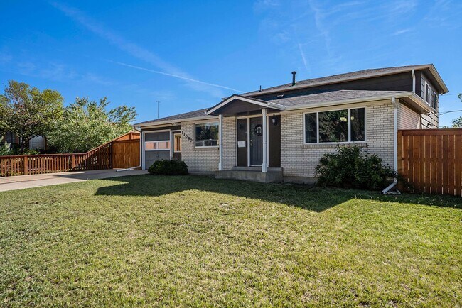 Foto del edificio - Spacious Home and a Hobbyist Dream w/Large...