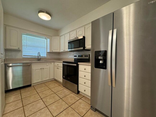 Building Photo - 281 Tropical Ln