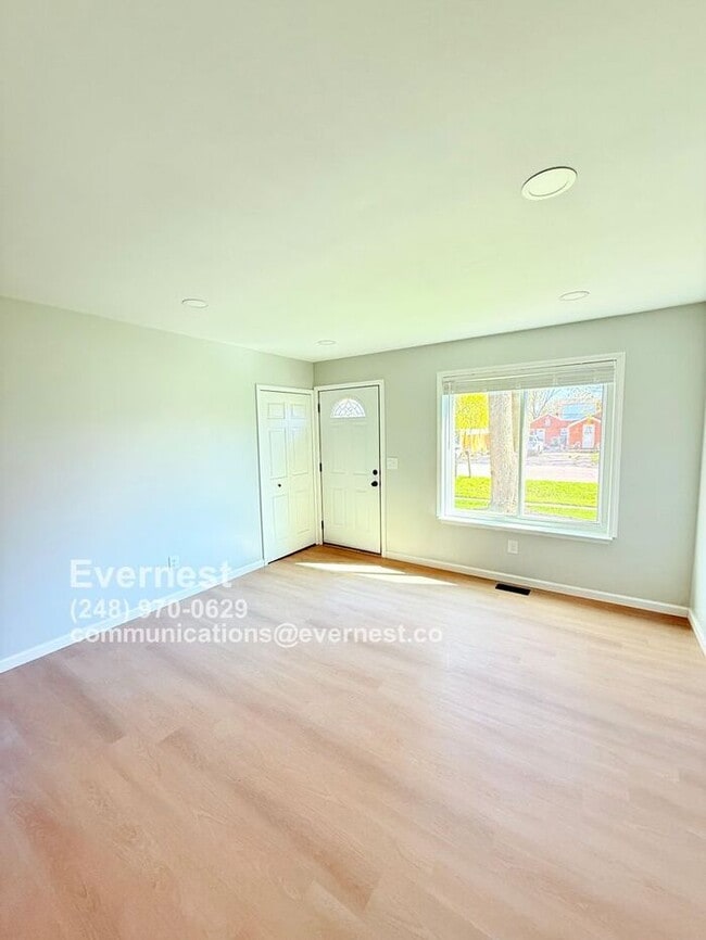 Building Photo - Charming 3-Bedroom Home with Spacious Yard...