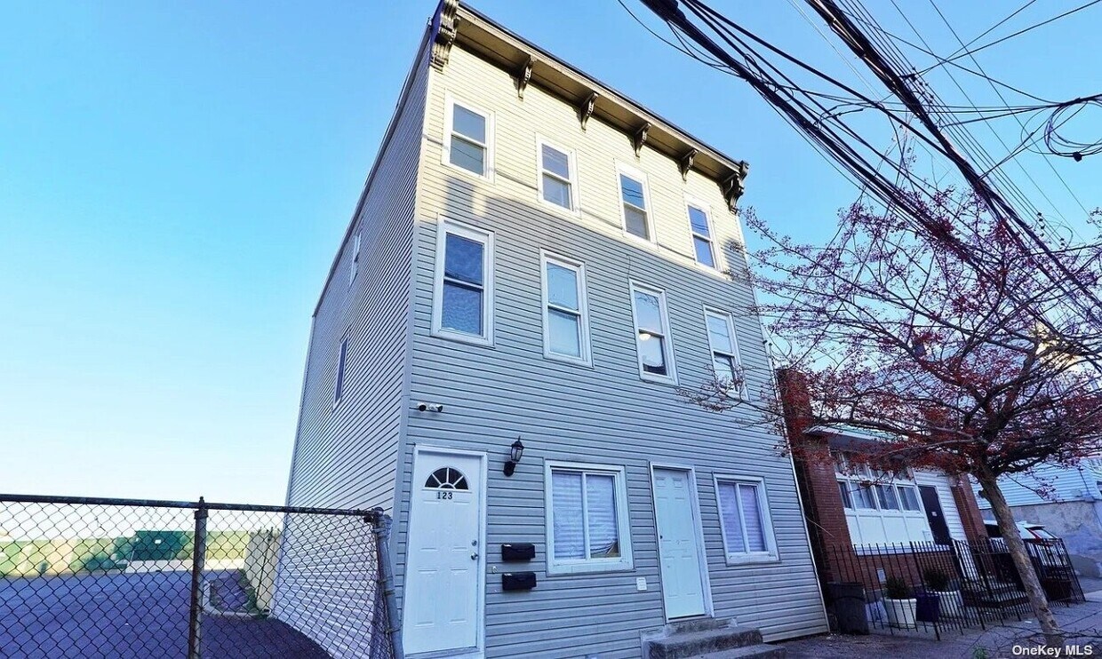 123 St Marys Ave Unit 1st fl, Staten Island, NY 10305 Room for Rent