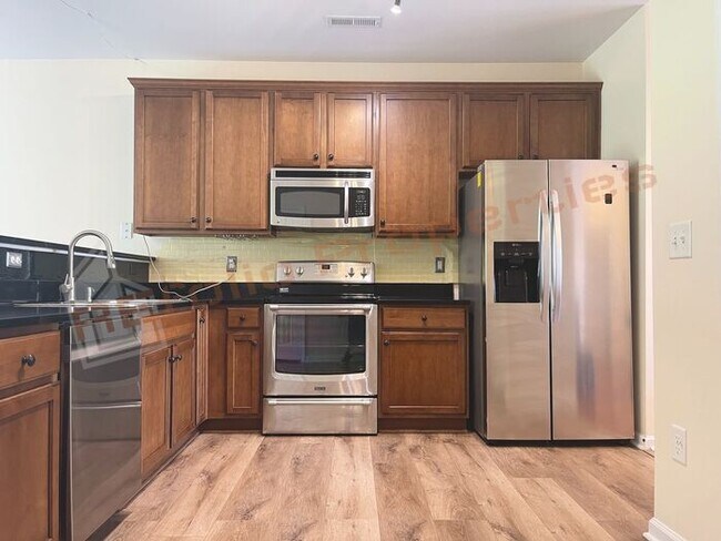 Foto del edificio - Comfortable 3-Bedroom Townhouse w/2 Assign...