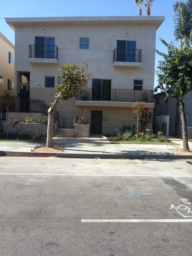 Foto del edificio - 15024 Magnolia Blvd