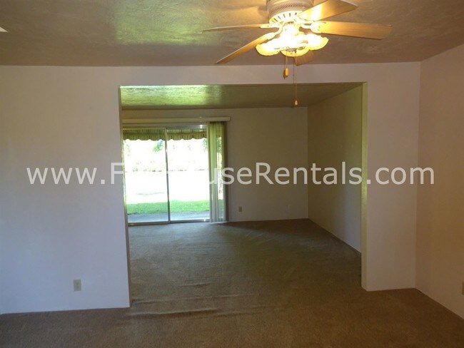 Building Photo - 825 Stephens Dr