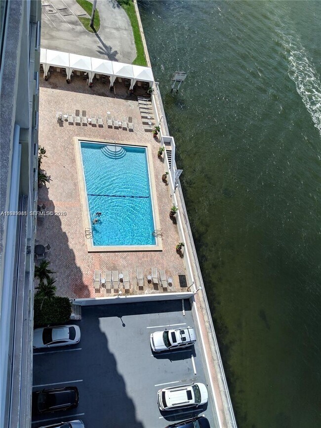 Foto del edificio - 3000 S Ocean Dr