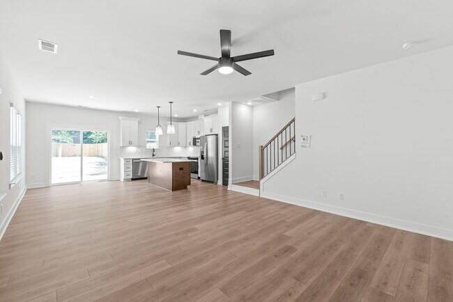 Foto del edificio - Move-in Ready Modern Townhome!!